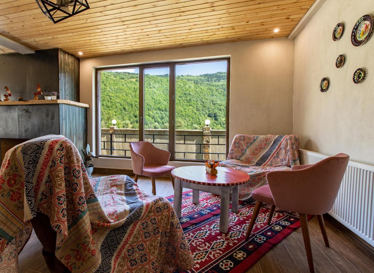 Anne'S Hotel In Местия Экстерьер фото