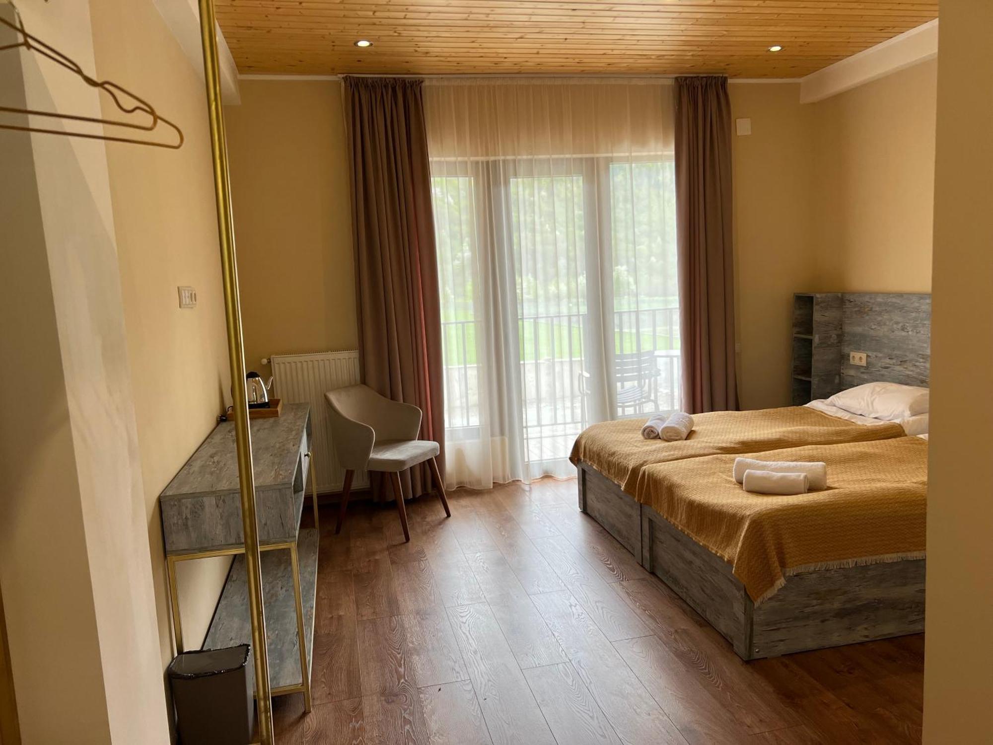 Anne'S Hotel In Местия Экстерьер фото
