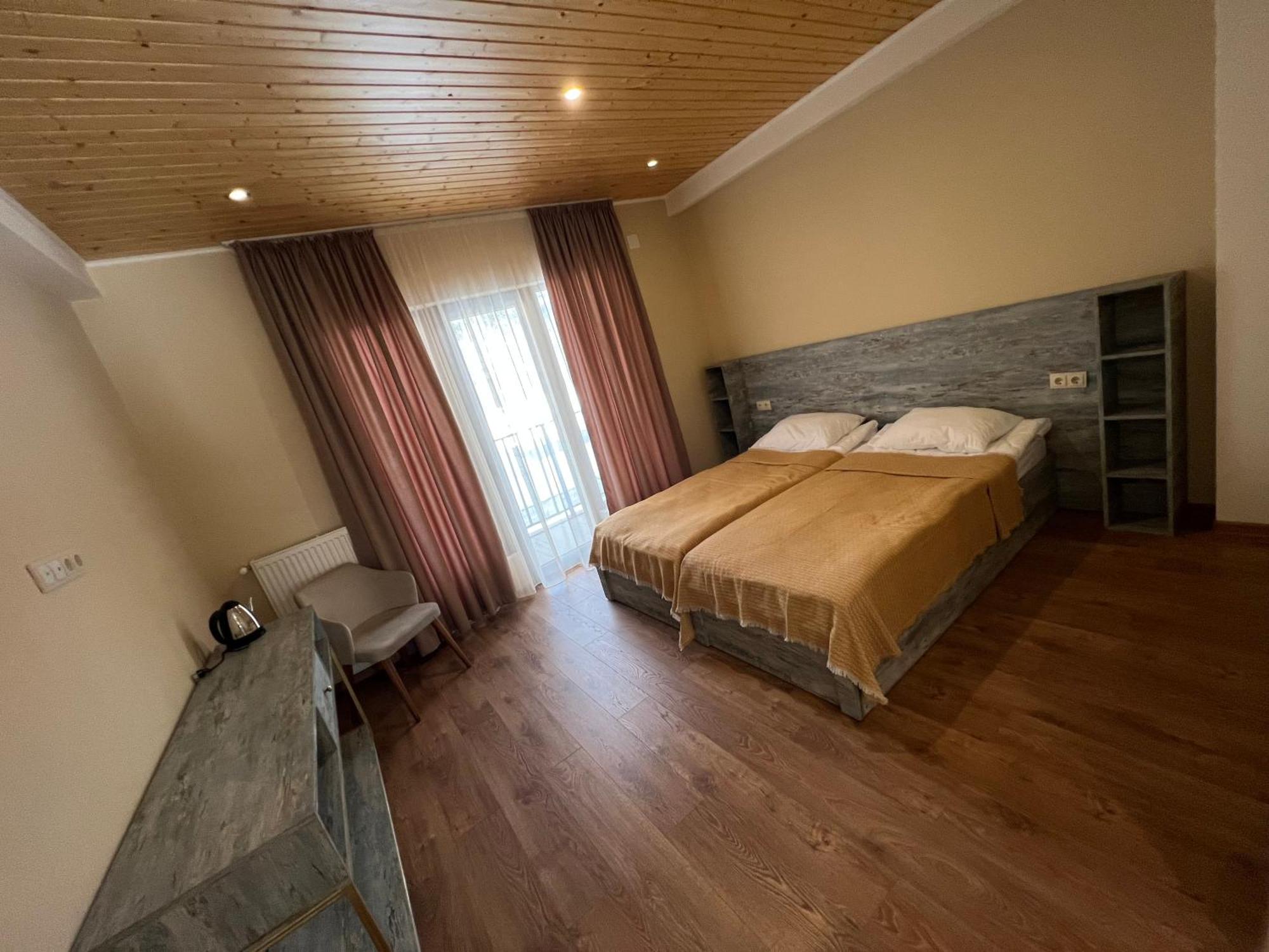 Anne'S Hotel In Местия Экстерьер фото