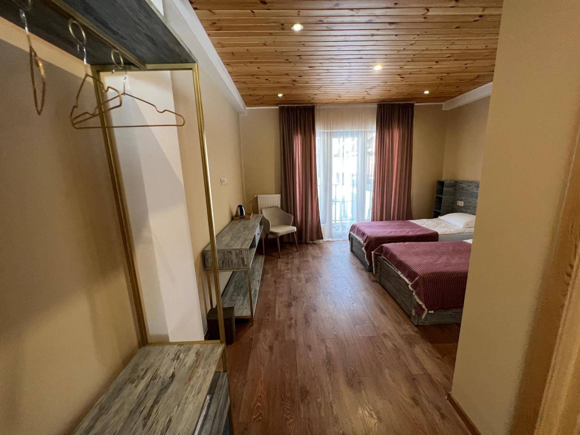 Anne'S Hotel In Местия Экстерьер фото