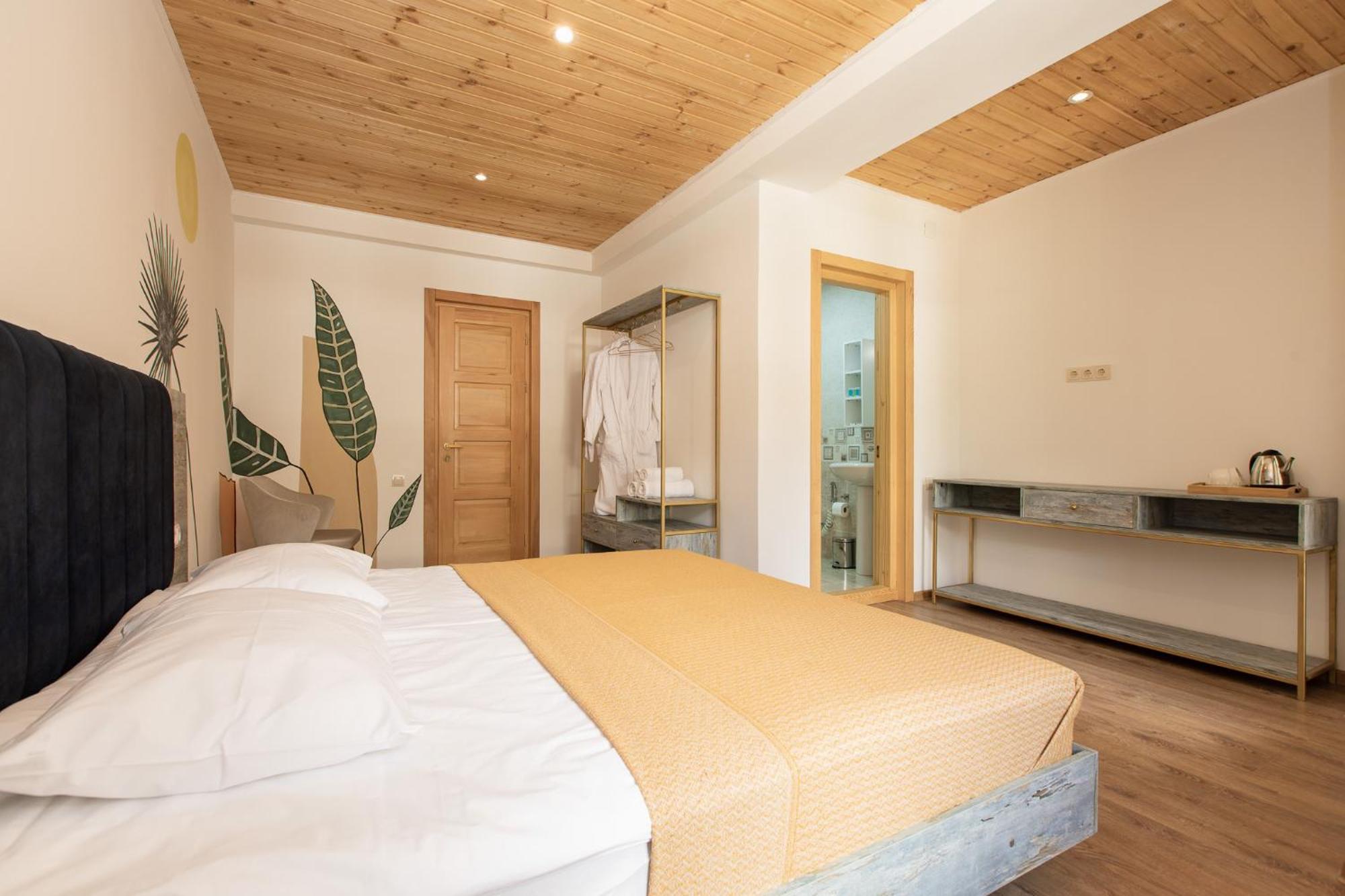 Anne'S Hotel In Местия Экстерьер фото