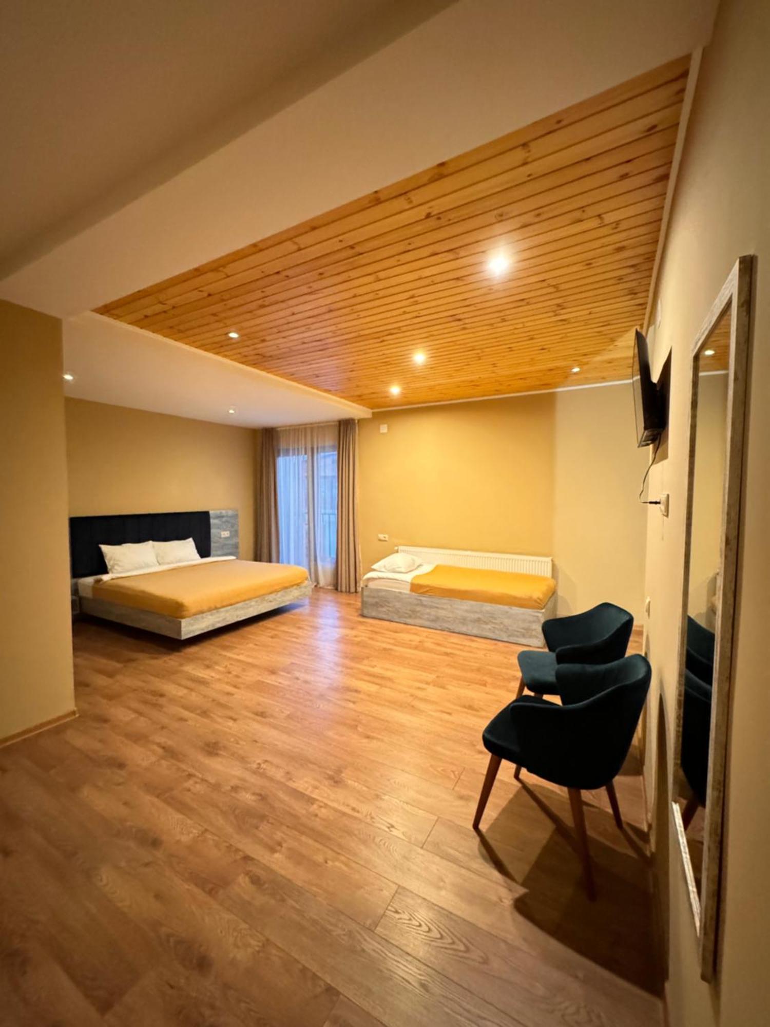 Anne'S Hotel In Местия Экстерьер фото