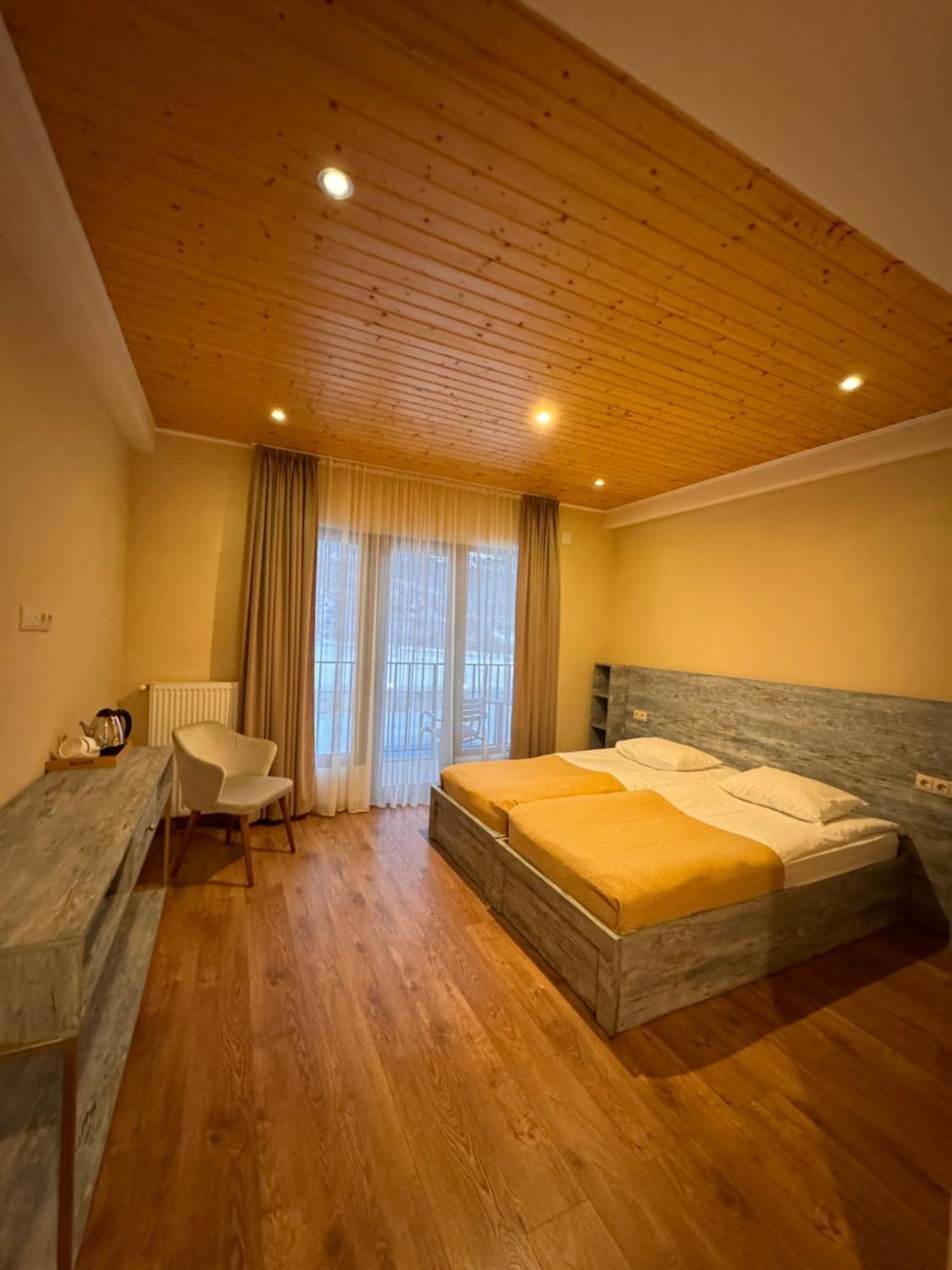 Anne'S Hotel In Местия Экстерьер фото