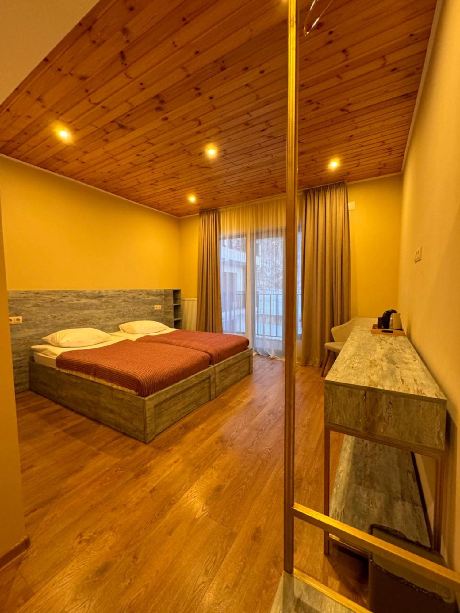 Anne'S Hotel In Местия Экстерьер фото
