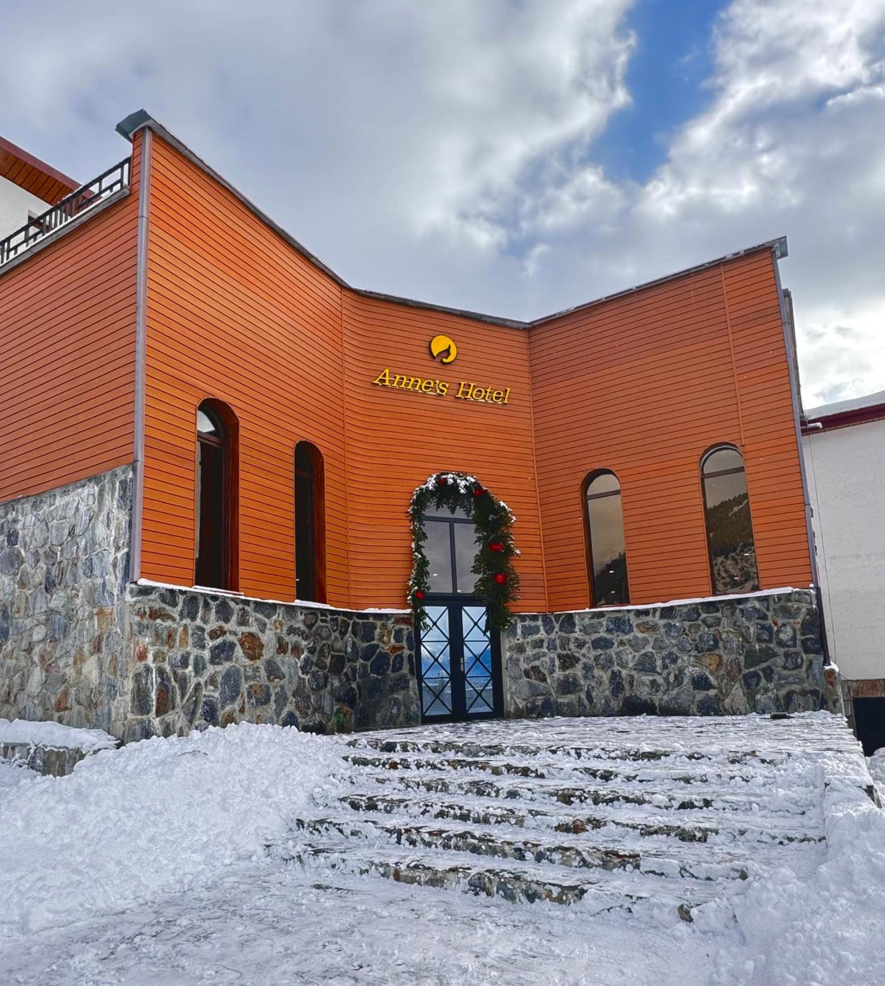 Anne'S Hotel In Местия Экстерьер фото